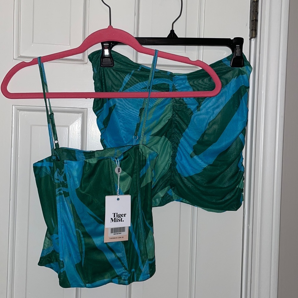 Tiger Mist SET! Brand new. Green blue print. Medium